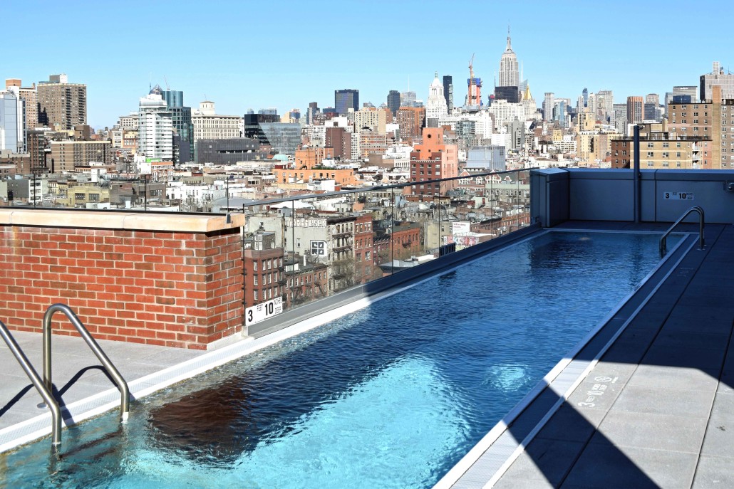 The rooftop pool of the Hotel Indigo