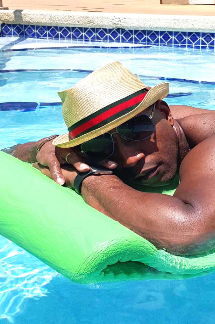 Lounging-pool in hat