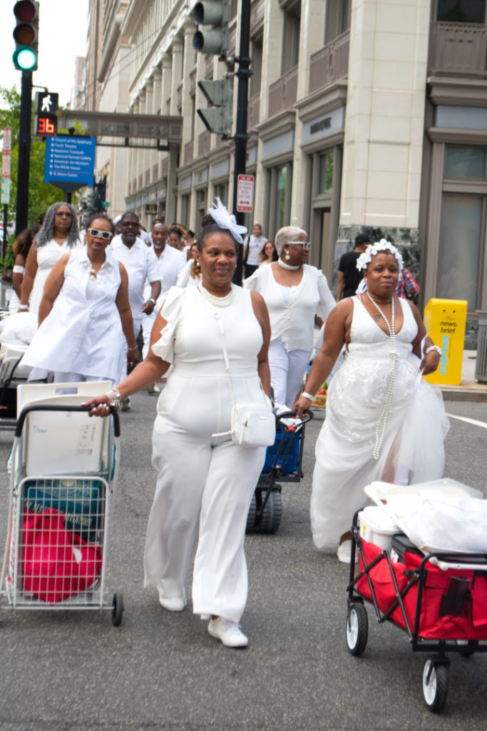 Dîner en Blanc DC the march to the event