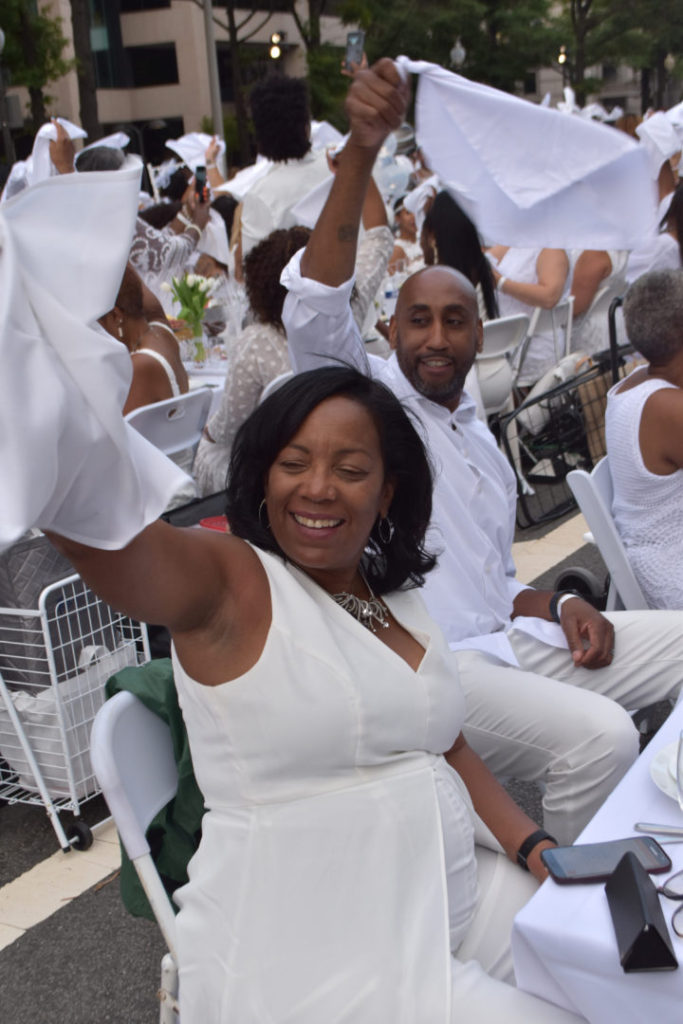 Dîner en Blanc DC - waving of the napkins